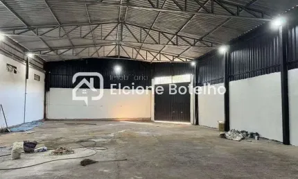Galpão para locação de aprox. 594 m², portão para caminhão, no bairro Santa Rosa - Uberlândia - MG