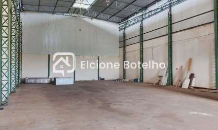 Galpão para locação de aprox. 600 m², pé direito de 8 metros, no bairro Novo Mundo - Uberlândia - MG