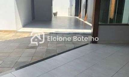 Casa para locação de aprox. 200m², 4 quartos, 1 suíte, piscina, Alto Umuarama - Uberlândia - MG