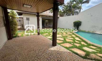 Casa sobrado para locação de aprox. 290 m², com 3 quartos, no Jardim Karaíba - Uberlândia - MG