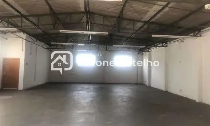 Loja para locação de aprox. 1600 m², frente recuada, no bairro daniel fonseca - uberlândia - mg