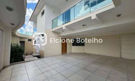 Casa sobrado para locação de aprox. 435 m², com 4 quartos, no Daniel Fonseca - Uberlândia - MG