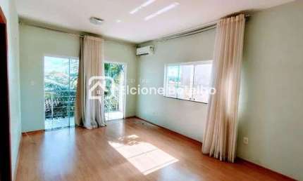 Casa sobrado para locação de aprox. 420 m², com 7 quartos, no Jardim Karaíba - Uberlândia - MG