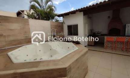 Casa sobrado para locação de aprox. 290 m², com 4 quartos, no bairro Jardim Europa - Uberlândia - MG