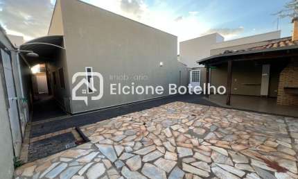 Casa de condomínio para locação de aprox. 190 m², com 3 quartos, no bairro Jardim Inconfidência