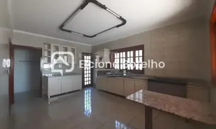 Casa para locação de aprox. 200 m², com 4 quartos, 1 suíte, no bairro Umuarama - Uberlândia - MG