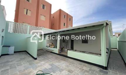 Casa para locação de aprox. 90 m², com 2 quartos, 1 suíte, no bairro Brasil - Uberlândia - MG