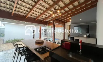 Casa para locação de aprox. 178 m², com 3 quartos, 3 suítes, no bairro Laranjeiras - Uberlândia - MG