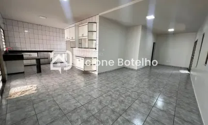 Casa para locação de aprox. 250 m², com 3 quartos, 1 suíte, no bairro Santa Mônica - Uberlândia - MG