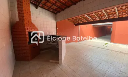 Casa para locação de aprox. 243 m², com 4 quartos, 2 suítes, no bairro Tubalina - Uberlândia - MG