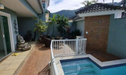 Linda Casa em condomínio fechado na melhor rua do Bairro