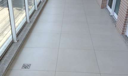 Amplo e arejado apartamento em excelente localização. 