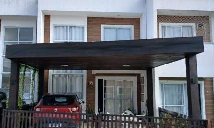 Casa Triplex em Condomínio Fechado em Parnamirim - 3 Suítes -102m² - Churrasqueira Individual