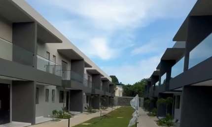 Casas Duplex Prontas em Condomínio Fechado no Planalto - 2/4 - 2 Banheiros - 75m²