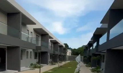 Casas Duplex Prontas em Condomínio Fechado no Planalto - 2/4 - 2 Banheiros - 75m²