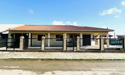 Casa com 4 dormitórios próxima ao centro na praia de Atlântida Sul