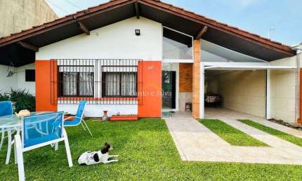 Casa com 3 dormitórios próximo ao centro em Atlântida Sul
