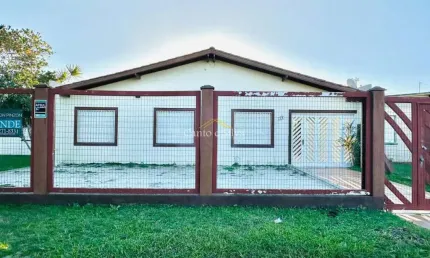 Casa na praia, ao lado da Av. Saquarema, com 3 dormitórios.
