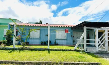 Casa com 04 dorms (suíte), próxima ao mar em Atlântida Sul