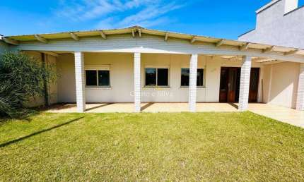 Casa na praia, à 400 metros do mar com piscina. e mobiliada.