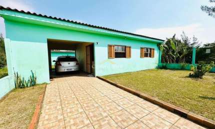 Casa na praia com teto em laje, e com 2 dormitórios.