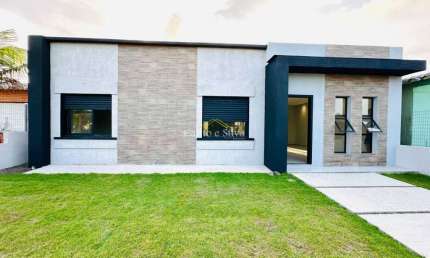 Casa com piscina próxima ao centro de Atlântida Sul