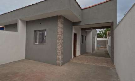 Casa nova com piscina na praia. Oportunidade!