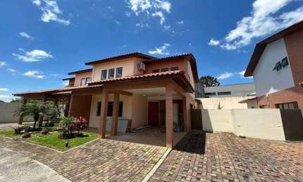 Casa com 3 quartos para alugar na Rua Herculano de Freitas, 803, Jardim Carvalho, Ponta Grossa
