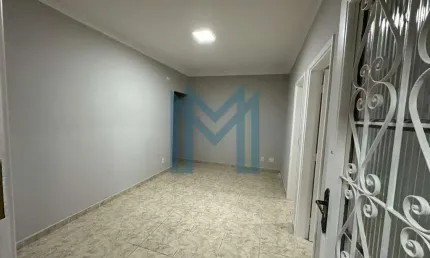Apartamento térreo reformado e bem localizado com 2 dorms no macuco, santos/sp