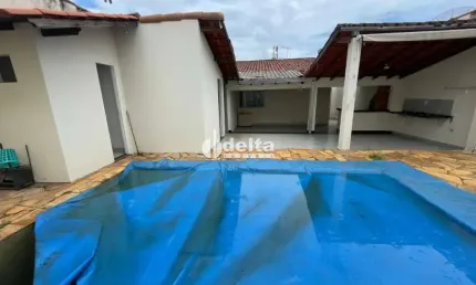 Casa residencial disponível para venda e locação no bairro Santa Mônica em Uberlândia-MG