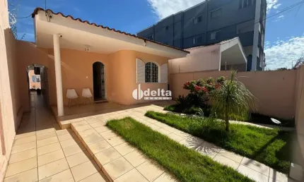 Casa residencial disponível para locação no bairro Cidade Jardim em Uberlândia-MG.