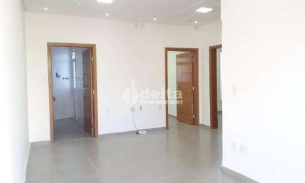 Casa comercial disponível para locação no bairro Lídice em Uberlândia-MG