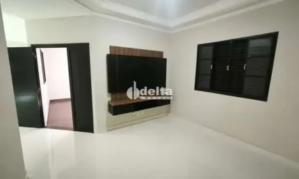 Casa residencial disponível para locação no bairro Alto Umuarama em Uberlândia-MG.