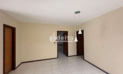 Casa residencial disponível para locação no bairro Daniel Fonseca em Uberlândia-MG.