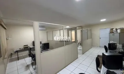 Loja comercial disponível para locação no bairro Santa Mônica em Uberlândia-MG