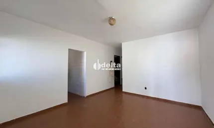 Casa residencial disponível para locação no bairro Segismundo Pereira em Uberlândia-MG.