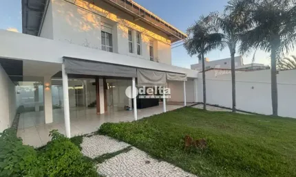 Casa disponível para locação e venda no bairro City Uberlândia em Uberlândia-MG.