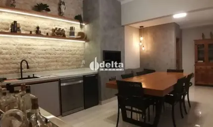 Casa residencial disponível para locação e venda no bairro Jardim Botânico em Uberlândia-MG