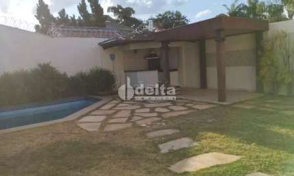 Casa residencial disponível para venda no bairro Jardim Karaíba em Uberlândia-MG
