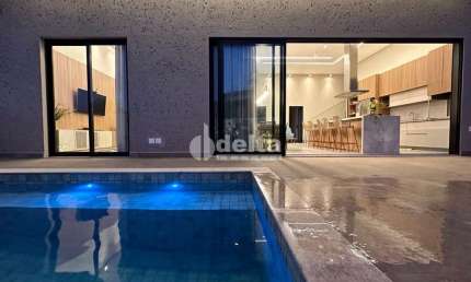 Casa no condomínio Alphaville 1 disponível para locação e venda em Uberlândia-MG