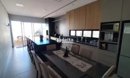 Casa residencial disponível para locação no bairro Jardim Inconfidência em Uberlândia-MG.