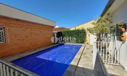 Casa residencial disponível para venda no bairro Nossa Senhora Aparecida em Uberlândia-MG