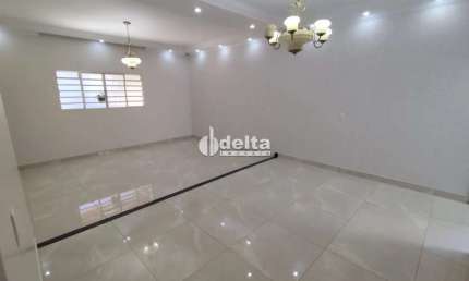 Casa residencial disponível para Locação no bairro Segismundo Pereira em Uberlândia-MG.