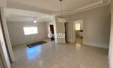 Casa no condomínio Royal Park disponível para locação no bairro Jardim Inconfidência em Uberlândia-MG