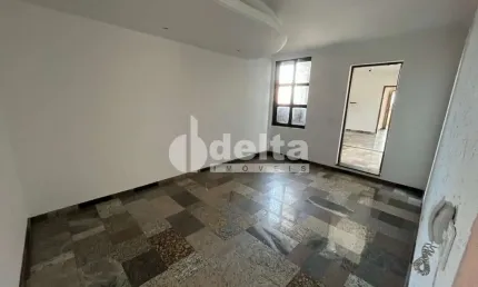Casa comercial disponível para locação no bairro Martins em Uberlândia-MG