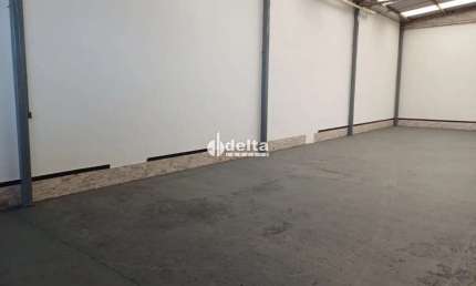 Galpão disponível para locação no bairro Luizote em Uberlândia-MG