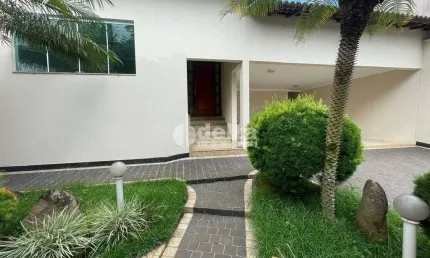 Casa residencial disponível para locação no bairro Cidade Jardim em Uberlândia-MG.