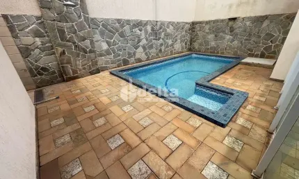 Casa residencial disponível para locação no bairro Cidade Jardim em Uberlândia-MG.