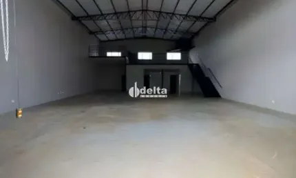 Galpão disponível para locação no bairro Novo Mundo em Uberlândia-MG