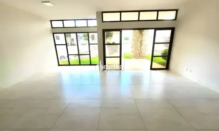 Casa comercial disponível para locação no bairro Lídice em Uberlândia-MG.